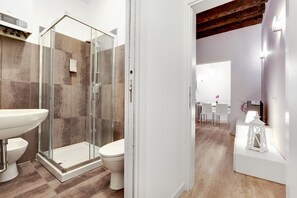 Douche, sèche-cheveux, bidet, serviettes fournies