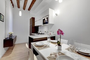 Frigorifero, microonde, lavastoviglie, bollitore elettrico