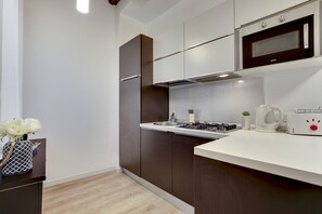 Kühlschrank, Mikrowelle, Geschirrspüler, Wasserkocher