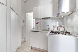 Refrigerador, microondas, lavavajillas y tetera eléctrica 