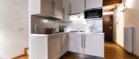 Refrigerador, microondas, parrilla de estufa y lavavajillas