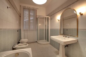 Douche, sèche-cheveux, bidet, serviettes fournies