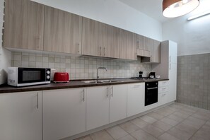 Een koelkast, een magnetron, een oven, een vaatwasser