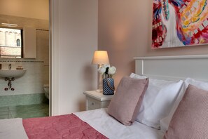 4 makuuhuonetta, silitysrauta/-lauta, ilmainen Wi-Fi, vuodevaatteet