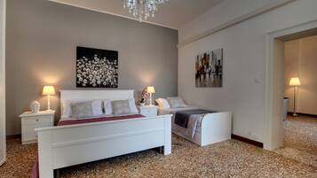 4 slaapkamers, een strijkplank/strijkijzer, gratis wifi, beddengoed