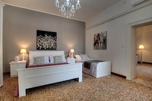 4 slaapkamers, een strijkplank/strijkijzer, gratis wifi, beddengoed
