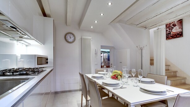 A modern kitchen with a dining area set for six. - Pozzo Roverso by Wonderful Italy (Venecia)