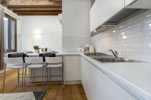 Fridge, microwave, stovetop, dishwasher