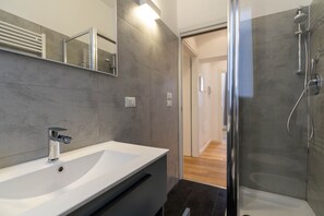 Bruser, hårtørrer, bidet, håndklæder