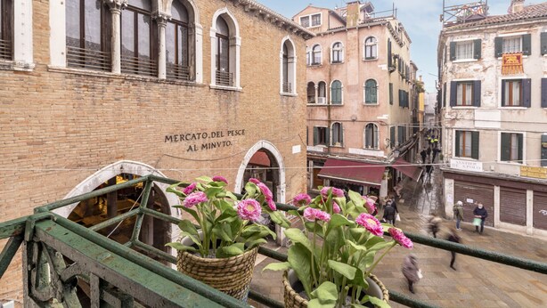A historic building with a sign reading "Mercato del Pesce Al Minvoto." - Ca' Beccarie 1 by Wonderful Italy (Venecia)