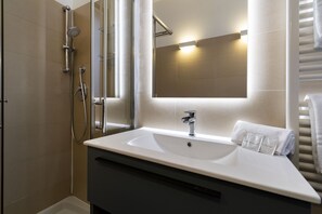 Douche, sèche-cheveux, bidet, serviettes fournies