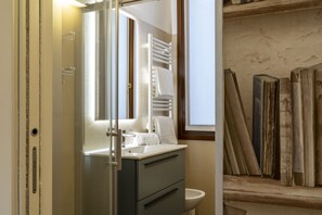 Shower, hair dryer, bidet, towels - Ca' Beccarie 2 by Wonderful Italy (Venecia)