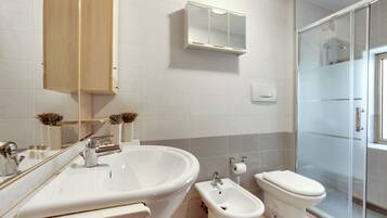 Dusche, Haartrockner, Bidet, Handtücher