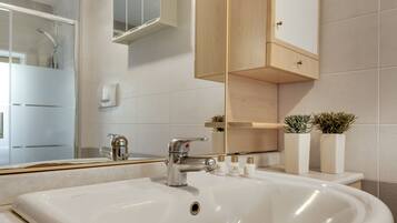 Een douche, een haardroger, handdoeken