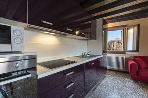 Frigorifero, forno, lavastoviglie, bollitore elettrico