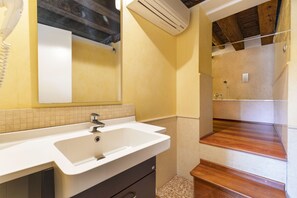 Shower, hair dryer, towels, soap - Doge Palace 1 by Wonderful Italy (Venecia)