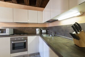 Een koelkast, een magnetron, een oven, een vaatwasser