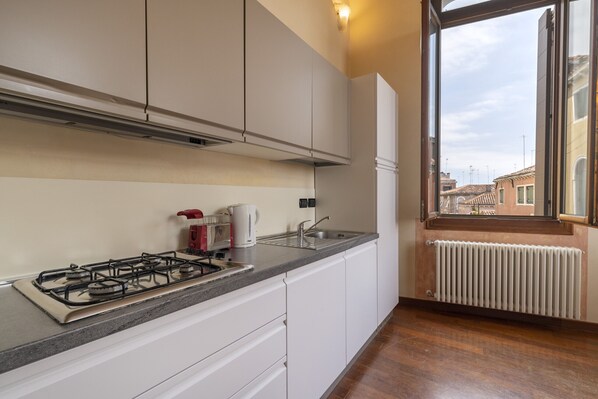 Frigorifero, microonde, forno, lavastoviglie