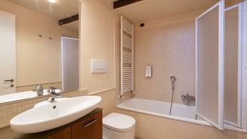 Dusche, Haartrockner, HandtĂŒcher