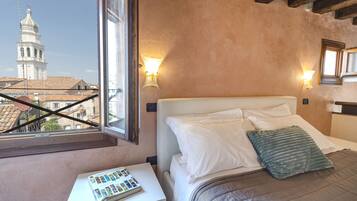 Tabla de planchar con plancha, wifi gratis y ropa de cama