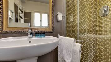 Doccia, asciugacapelli, asciugamani, sapone