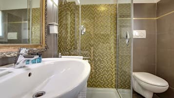 Regadera, secadora de cabello, bidet, toallas