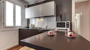 Réfrigérateur, micro-ondes, lave-vaisselle, grille-pain