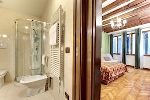Dusche, Haartrockner, Bidet, Handtücher