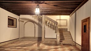 A hallway with a checkered floor, a wooden staircase, and a wooden door. - Residenza Valier by Wonderful Italy (Venecia)