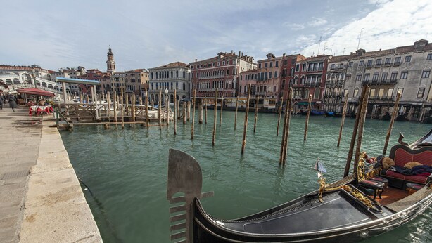 A canal with a gondola docked at a pier, surrounded by historic buildings. - Residenza Valier by Wonderful Italy (Venecia)