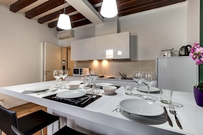 Fridge, microwave, stovetop, dishwasher