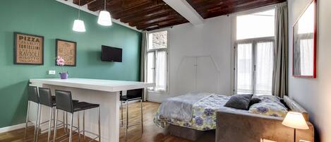 Een strijkplank/strijkijzer, gratis wifi, beddengoed