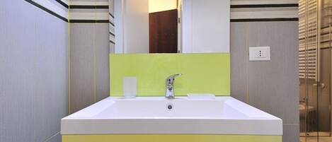 Dusche, Haartrockner, Handtücher