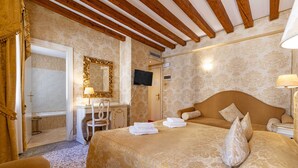A hotel room with a bed, a desk, a chair, and a television. - Ca' di Malta Room 2 by Wonderful Italy (Venecia)