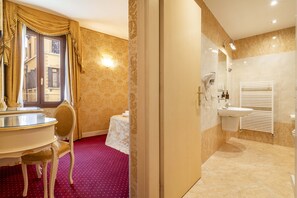 Shower, hair dryer, bidet, towels - Ca' di Malta Room 3 by Wonderful Italy (Venecia)