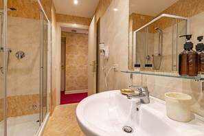 Dusche, Haartrockner, Bidet, Handtücher