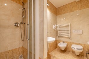 Dutxa, assecador de cabells, bidet i tovalloles 