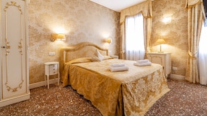 A room with a large bed, two bedside tables, a wardrobe, and a mirror. - Ca' di Malta Room 4 by Wonderful Italy (Venecia)