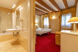 Asciugacapelli, bidet, asciugamani, sapone