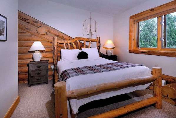 5 bedrooms, desk, travel crib, WiFi