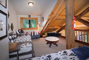 5 bedrooms, desk, travel crib, WiFi - "The Lodge" 5BD/5BA, hot tub, pet friendly! (Mt. Crested Butte)