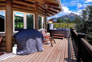 Outdoor spa tub - "The Lodge" 5BD/5BA, hot tub, pet friendly! (Mt. Crested Butte)