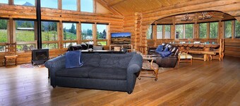 "The Lodge" 5BD/5BA, hot tub, pet friendly!