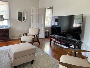 Smart TV, fireplace - Historic Georgetown Home - 4 BR 3 BA 3 levels (Washington)