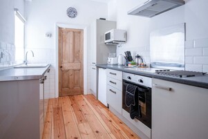 Microondas, horno, placa de cocina, tetera/pava eléctrica