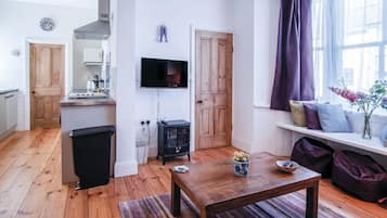 Leilighet (2 Bedrooms) | Oppholdsområde | En 32-tommers TV med kabel-kanaler
