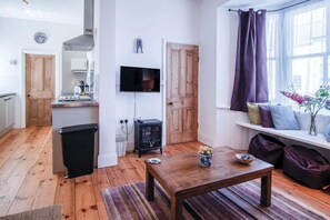 Apartament (2 Bedrooms) | Sala d'estar | Televisor de 32 polzades amb canals per cable