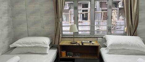 Habitación triple familiar, baño privado | Sistema de insonorización y wifi gratis