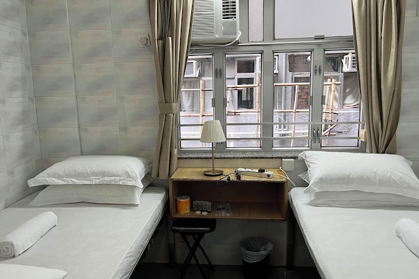 Habitació triple familiar, bany privat | Habitacions insonoritzades i wifi gratuïta