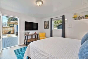 1 sovrum, skrivbord, strykjärn/strykbräda och resesäng